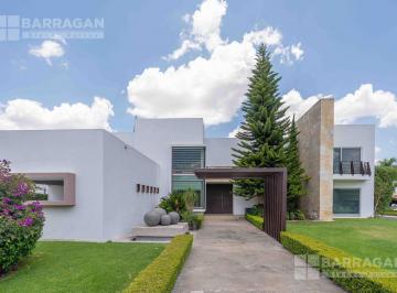 Casa · 745m² · 4 Recámaras · 3 Estacionamientos · Casa en Venta en El Campanario de Oportunidad