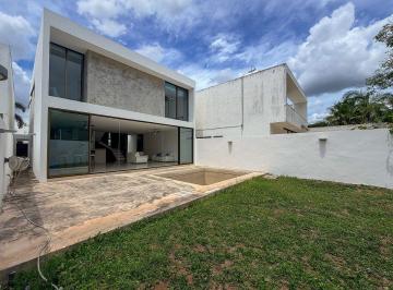 e3b5c638b0a6bd7b3ce4727a6e86d97eb1917b4bfb8513a2bc58f4398069c2ba · Casa en Venta con Grandes Espacios en Privada Tulipanes Cholul