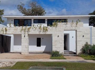 b5b6ca8ef1b7e5610846292282a05c5248a7916396f1e101d93bce3e1b621dea · Venta Casa Diseño de Artigas en El Yucatan Country Club