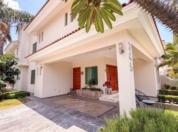 Casa en condominio · 384m² · 4 Recámaras · 2 Estacionamientos · Casa en Venta en Jardín Real, Coto Valle del Rey, Zapopan.
