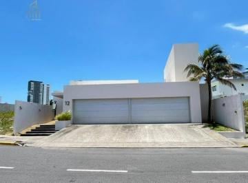 Casa · 717m² · 4 Recámaras · 4 Estacionamientos · Venta de Casa en Playas del Conchal 4 Habitaciones y Mega Jardin