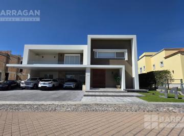 Casa · 616m² · 4 Recámaras · 10 Estacionamientos · Casa en Venta en El Campanario