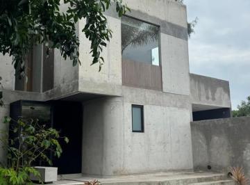 Casa · 195m² · 3 Recámaras · 2 Estacionamientos · Casa Moderna Minimalista en Colonia Acapatzingo, Cuernavaca.
