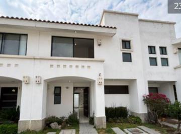 Casa · 105m² · 3 Recámaras · 2 Estacionamientos · Casa en Venta en Puerta de San Isidro