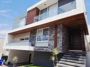 Casa · 450m² · 4 Recámaras · 2 Estacionamientos · Casa en Venta o Renta en Club de Golf La Loma con 4 Recámaras y Estudio.