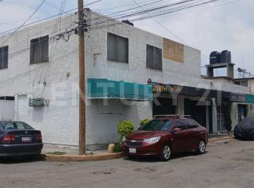 Casa · 193m² · 2 Recámaras · 2 Estacionamientos · En Esquina con 4 Locales Comerciales y un Departamento, a 700 m de Av Central
