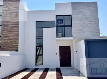 Casa · 160m² · 3 Recámaras · 2 Estacionamientos · Casa en Venta en Esquina, Frente a Area Verde en Lomas de La Rioja, Recamara en Planta Baja