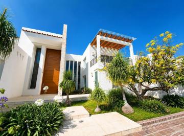 Casa · 749m² · 4 Recámaras · 6 Estacionamientos · Hermosa Casa en Venta en Cumbres del Campestre, Precio de Oportunidad 4 Habitaciones con Baño.