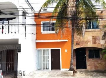 una fachada exterior de una casa en tohoku playa del carmen · Casa 3 Recamaras en Renta Amueblada | en El Centro Lista Para Habitar