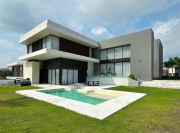 Casa · 1100m² · 6 Recámaras · 6 Estacionamientos · Casa en Venta en Punta Tiburon, Cinco Recamaras