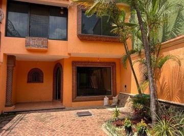 Casa de 3 habitaciones, Cuernavaca · Casa en Renta Zona Dorada con 3 Recamaras y Seguridad 24hrs