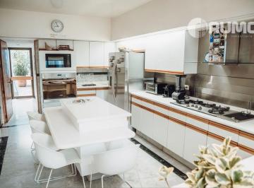 Casa de 4 habitaciones, Guadalajara · Casa con 1109 m² de Superficie de Terreno, 4 Recámaras en Venta en Colinas de San Javier