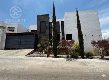 Casa · 360m² · 4 Recámaras · 2 Estacionamientos · Casa en Venta Cañada del Refugio Zona Norte León Gto