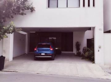 Casa de 3 habitaciones, García · Casa en Renta Porto Cumbres, Dominio Cumbres Amueblada, Equipada Paneles Solares Tres Pisos