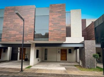 Casa en condominio · 296m² · 3 Recámaras · 2 Estacionamientos · Casa en Venta en San Mateo Atenco con Roof Garden
