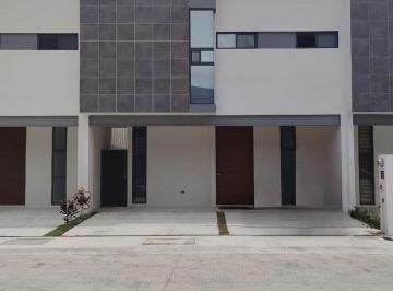 Casa · 208m² · 3 Recámaras · 2 Estacionamientos · Casa en Renta o Venta. 3 Recámaras, Cada Una con Baño Propio.