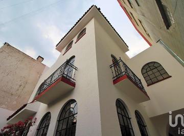 Casa · 400m² · 5 Recámaras · 5 Estacionamientos · Casa en Renta con Uso de Suelo Habitacional - Mixto en La Morena, del Valle Norte, Bj, Cdmx.