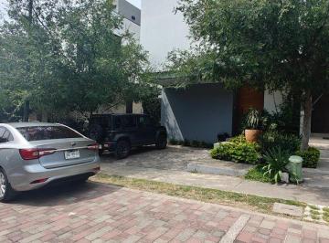 Casa en condominio · 243m² · 3 Recámaras · 2 Estacionamientos · En Venta, Residencia de 3 Niveles con Roof Garden en Coto Roble, Bosques Vallarta, Zapopan, Jalisco