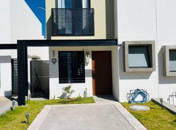 Casa en condominio · 160m² · 3 Recámaras · 2 Estacionamientos · Acogedora Casa en Renta Amoblada en Adamar