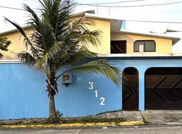 Casa · 288m² · 3 Recámaras · 2 Estacionamientos · Casa en Petrolera