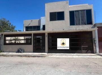Casa · 200m² · 5 Recámaras · 2 Estacionamientos · Renta Casa de 3 Recámaras en Privada Ciudad del Carmen