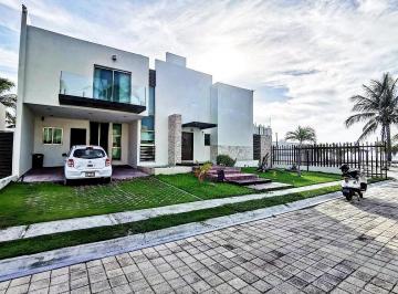 Casa · 360m² · 4 Recámaras · 4 Estacionamientos · Renta Casa con o Sin Muebles en Club Azul Carmen