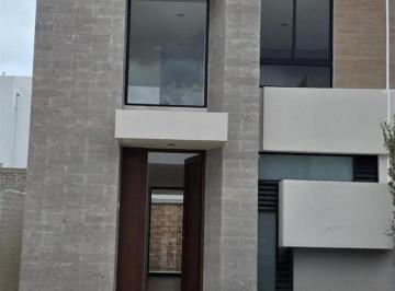 Casa en condominio · 3 Recámaras · 2 Estacionamientos · Casa en Condominio en Renta en Altos Juriquilla con Alberca Enorme!