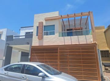Casa · 140m² · 3 Recámaras · 2 Estacionamientos · Casa - Santa Rosa
