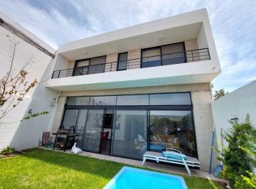 Casa · 234m² · 4 Recámaras · 2 Estacionamientos · Casa con y Sin Muebles con Piscina en Fraccionamiento Preserve Disponible 1 de Julio en Queretaro