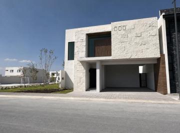 Casa · 200m² · 4 Recámaras · 2 Estacionamientos · Casa con 4 Recámaras en Venta, con Patio Central y Doble Altura