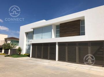 Casa · 500m² · 3 Recámaras · 4 Estacionamientos · Casa Venta Cañada del Refugio en Esquina con Jacuzzi Zona Norte Leon Gto