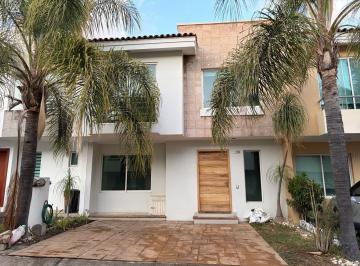 Casa de 3 habitaciones, Tlajomulco de Zúñiga · Bonita Casa Dentro de Coto con Alberca
