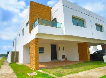 Casa · 245m² · 3 Recámaras · 2 Estacionamientos · Casa con Alberca Compartida en Renta en Residencial Onix