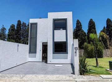 Casa · 146m² · 3 Recámaras · 2 Estacionamientos · Casa en Venta Fracc. Cerrado: Recámara en Planta Baja, Doble Altura, y 3 Baños