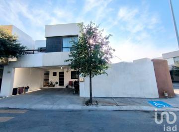 Casa · 173m² · 3 Recámaras · 2 Estacionamientos · Venta Casa en Esquina con Terreno Excedente en Toscana Residencial, Dominio Cumbres