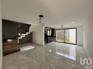 Casa · 193m² · 3 Recámaras · 2 Estacionamientos · Casa en Venta con Excelentes Acabados y Salida Inmediata a Periférico en Cuautlancingo