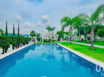 Casa · 166m² · 2 Recámaras · 2 Estacionamientos · Casa con Jardín Privado y Frente Alberca en Solares Xochitepec Morelos