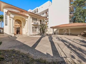Casa · 686m² · 3 Recámaras · 5 Estacionamientos · Residencia en Versalles, Puerto Vallarta: Gran Oportunidad de Inversión