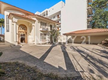 Casa · 687m² · 3 Recámaras · 5 Estacionamientos · Residencia en Versalles, Puerto Vallarta: Gran Oportunidad de Inversión