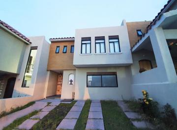 Casa · 144m² · 3 Recámaras · 2 Estacionamientos · Casa en Renta en Zibata con Amenidades y Doble Control de Acceso