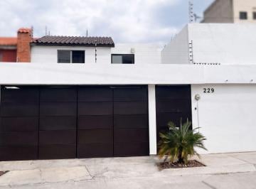 Casa de 3 habitaciones, San Luis Potosí · Casa Remodelada con Amplio Jardín en Lomas