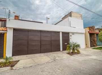 Fachada principal · Casa Remodelada con Amplio Jardín en Lomas