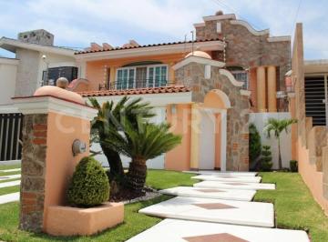 Casa · 455m² · 4 Recámaras · 4 Estacionamientos · Se Renta Casa en Jardines del Sol