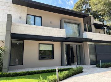 Casa · 1120m² · 4 Recámaras · 8 Estacionamientos · Casa en Venta en Valle Escondido y Club de Golf Valle Escondido