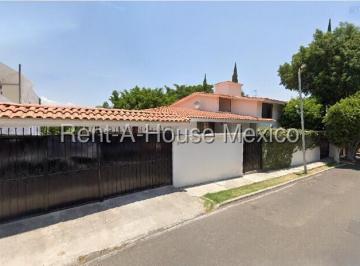 Casa · 700m² · 5 Recámaras · 6 Estacionamientos · Loma Dorada Casa en Renta con 700 m² de Construcción y Amplias Áreas Sociales Rah2954