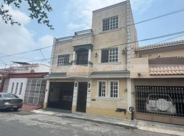 Casa · 327m² · 8 Recámaras · 1 Estacionamiento · Casa en Venta en Jardín de Las Puentes