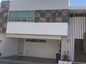 Casa · 275m² · 3 Recámaras · 3 Estacionamientos · Casa en Fraccionamiento Bosques de Zavaleta