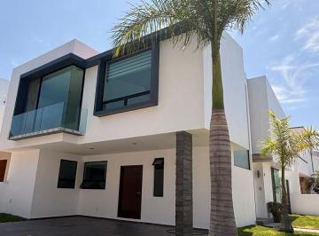 Casa en condominio de 3 habitaciones, Zapopan · Casa en Esquina en Venta Jardín Real Coto 11