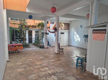 Casa · 270m² · 8 Recámaras · 4 Estacionamientos · Casa con 3 Departamentos y 4 Cuartos Independientes. Oportunidad de Inversión!