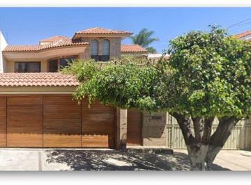Casa de 5 habitaciones, Zapopan · Venta de Casa en Zapopan. Av Novelistas 5130, Col: Jardines de Vallarta, Jalisco